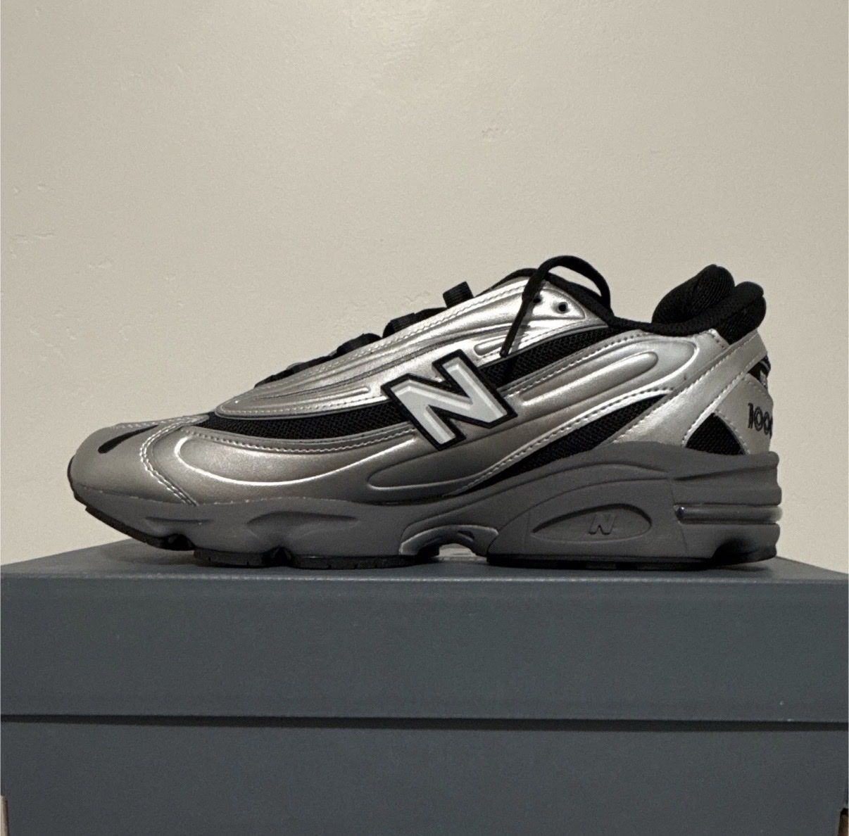 New Balance 1000 Men’s Low Top Lace-Up Sneakers Silver/Black M1000EGR - Size 10.5
