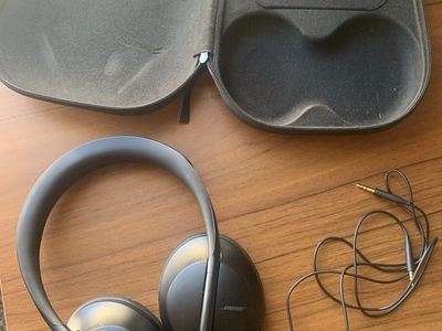Bose Noise Cancelling Headphones 700 with Case and Aux Cable - Black