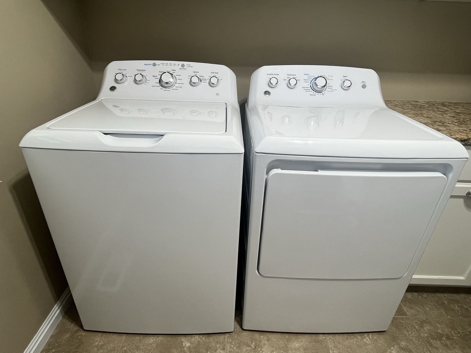 GE Washer and Gas Dryer Set GTD42GASJ2WW