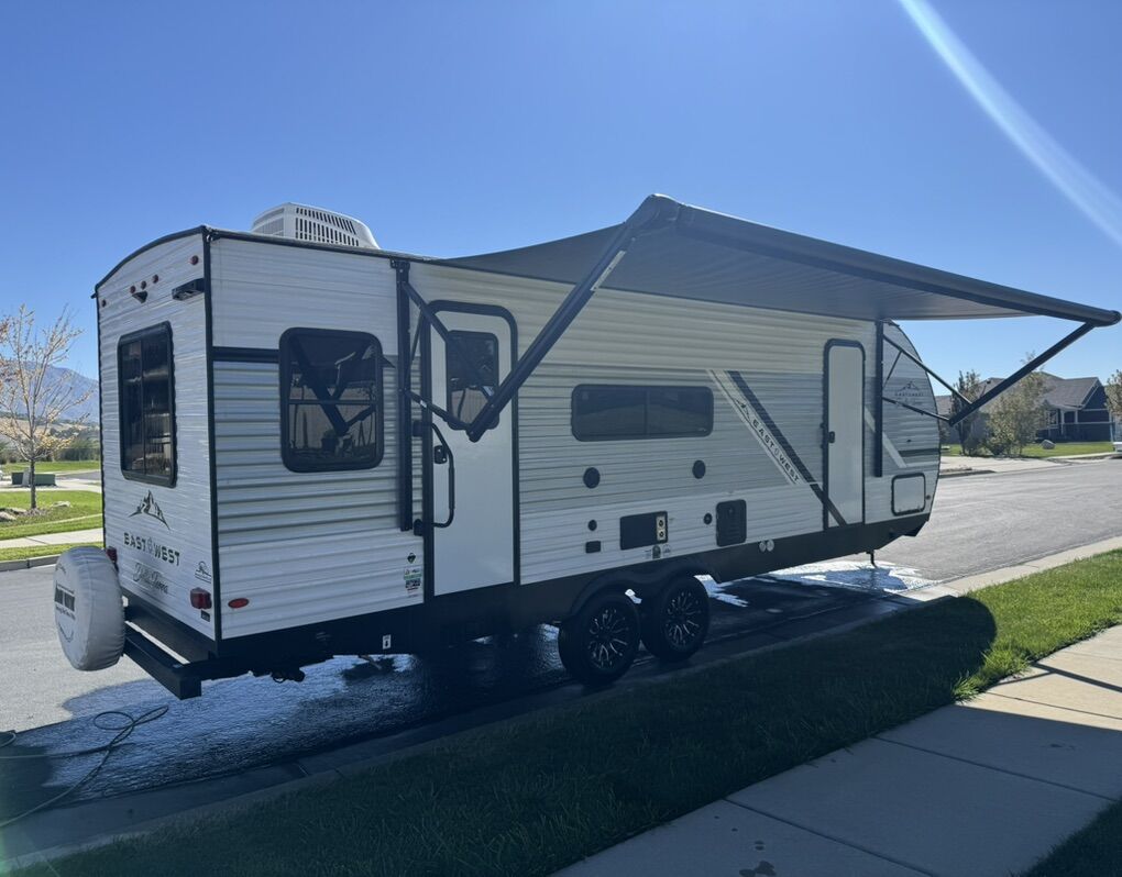 2025 East To West Della Terra