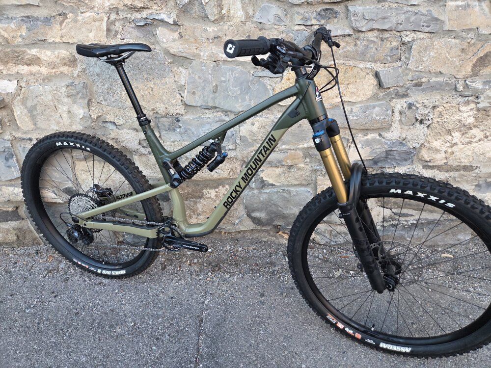 Rocky Mountain Altitude A70 XL *NEW*