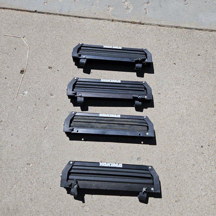 Yakima Ski Rack Roof Mount Carrier - 2 sets Black