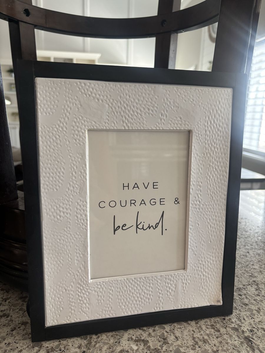 Inspiring Quote Picture Frame - 'Have Courage & Be Kind' - Black & White Textured Frame