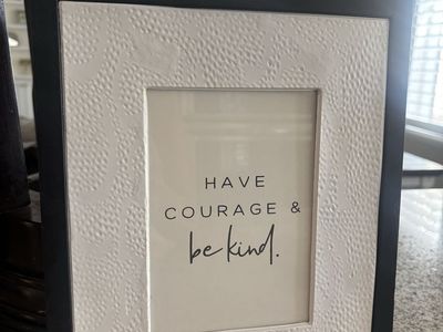 Inspiring Quote Picture Frame - 'Have Courage & Be Kind' - Black & White Textured Frame