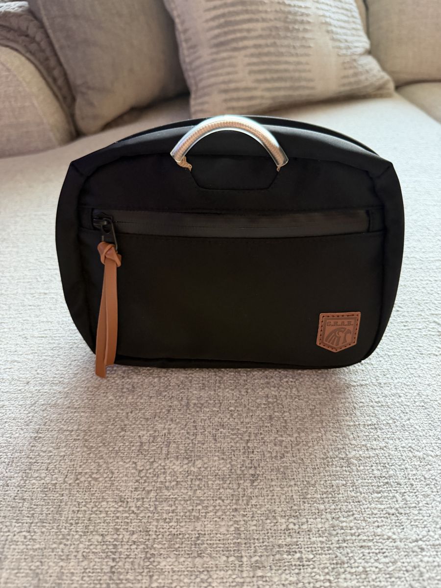 Magnetic conceal carry bag