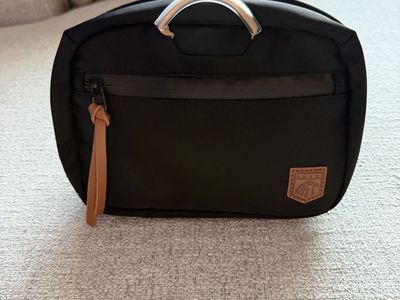 Magnetic conceal carry bag