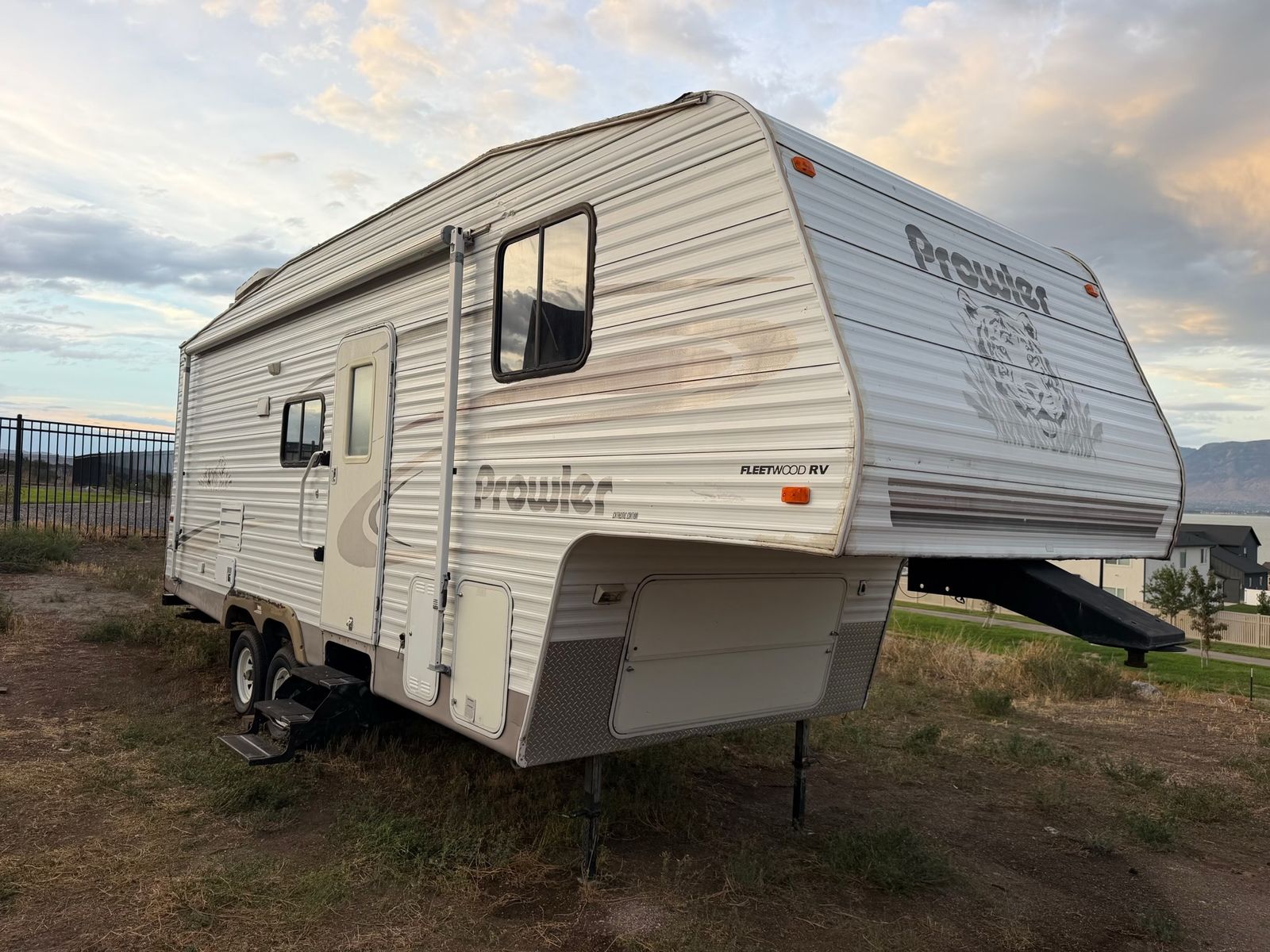 2004 prowler 26’ with super slide-out