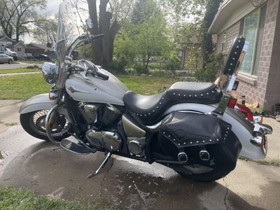 Kawasaki Vulcan Motorcycle - White/Cream Cruiser with Saddlebags & Passenger Backrest