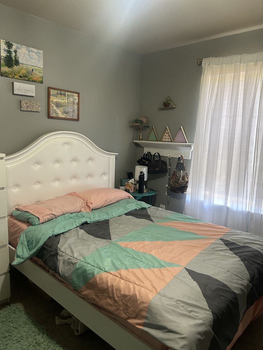 Stunning geometric twin.\ Full comforter and pillow. Two pillowcases and sheets, peach color.