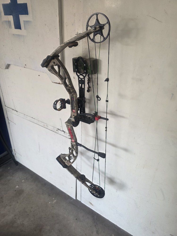 PSE Stinger 3G Compound Hunting Bow Camo with Sight and Rest