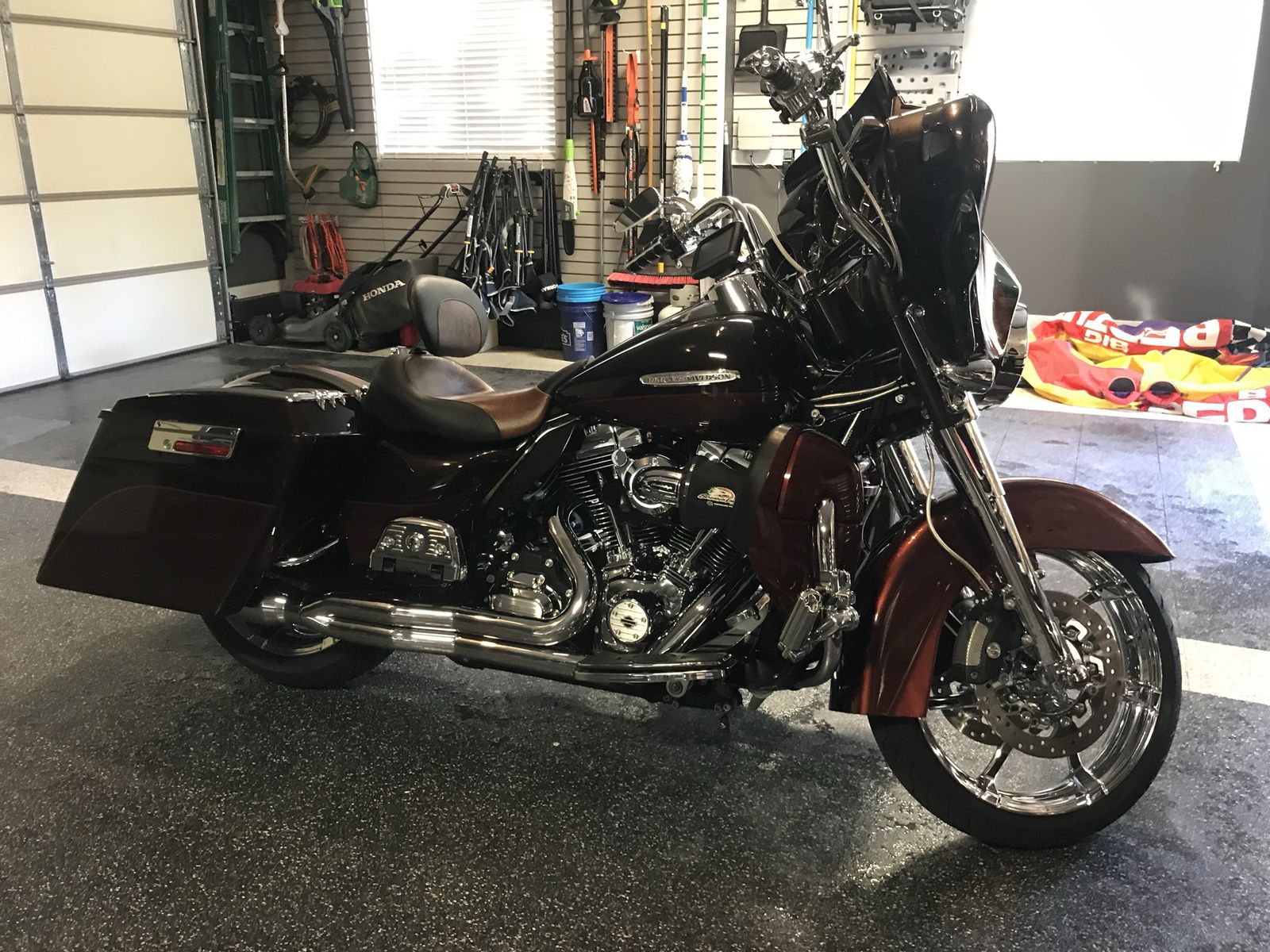 2011 Harley Davidson Electra Glide Ultra Limited. 108ci and LOADED w/Extras. A must see!!!