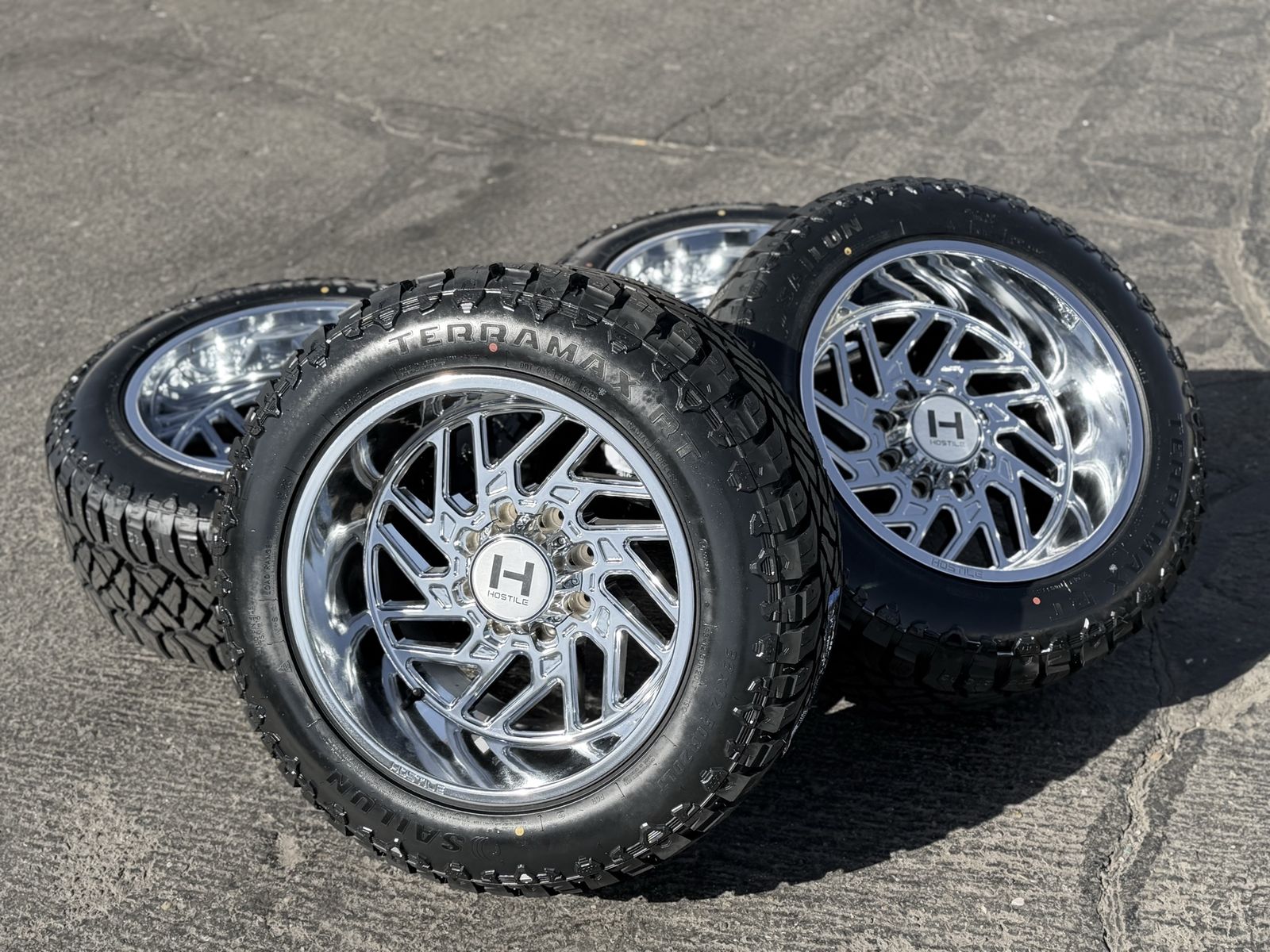 20x12 -44 Hostile H116 8 Lug 8x6.5 33x12.50R20 R/T