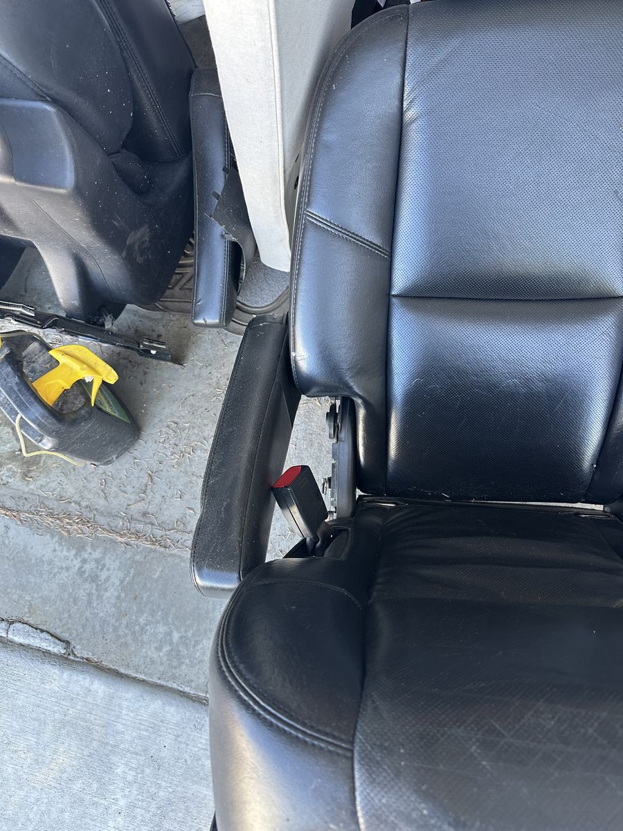 2009 GMC Yukon XL Captain Chairs