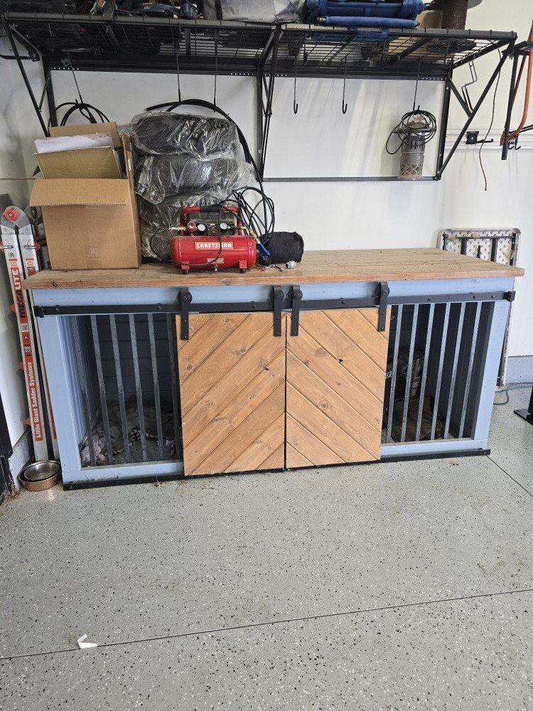 Price drop Decorative dog Kennel/work bench