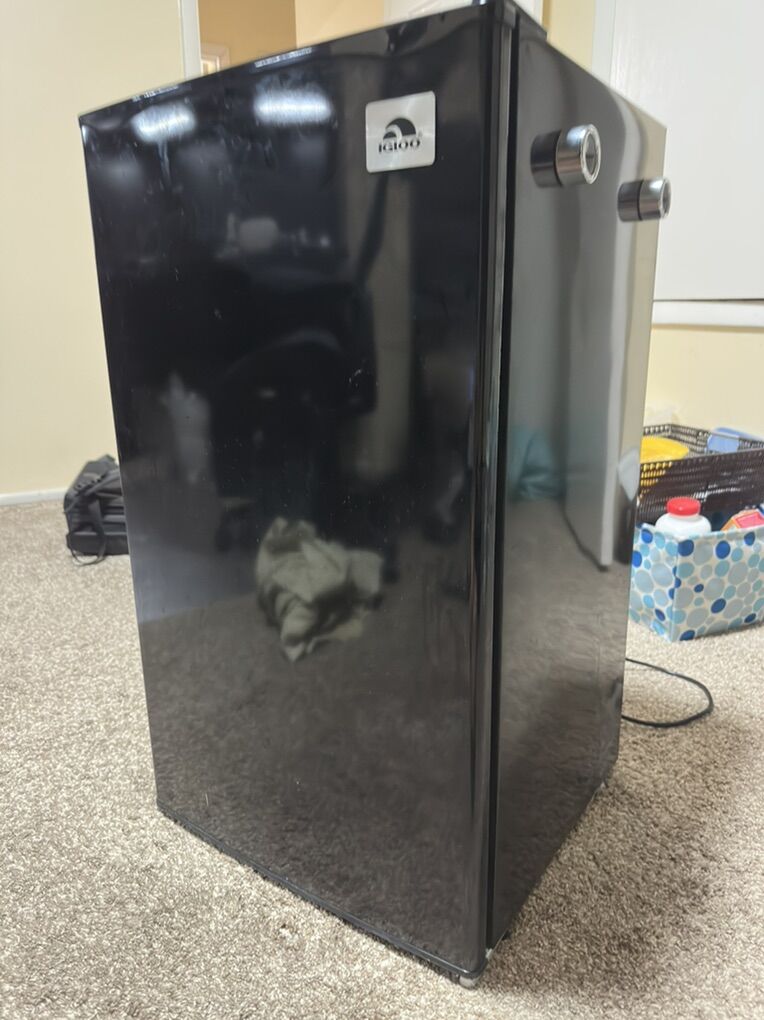 Igloo Mini Fridge With reverisble door Hinge
