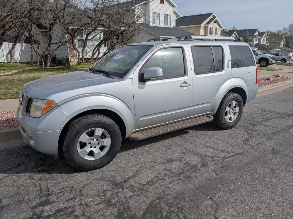 2005 Nissan Pathfinder SE