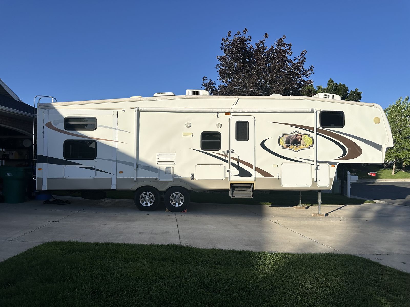 2009 Montana Mountaineer 345DBQ Bunk House