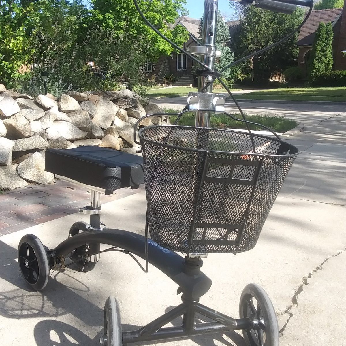 STEERABLE DUAL BRAKE KNEE WALKER with BASKET