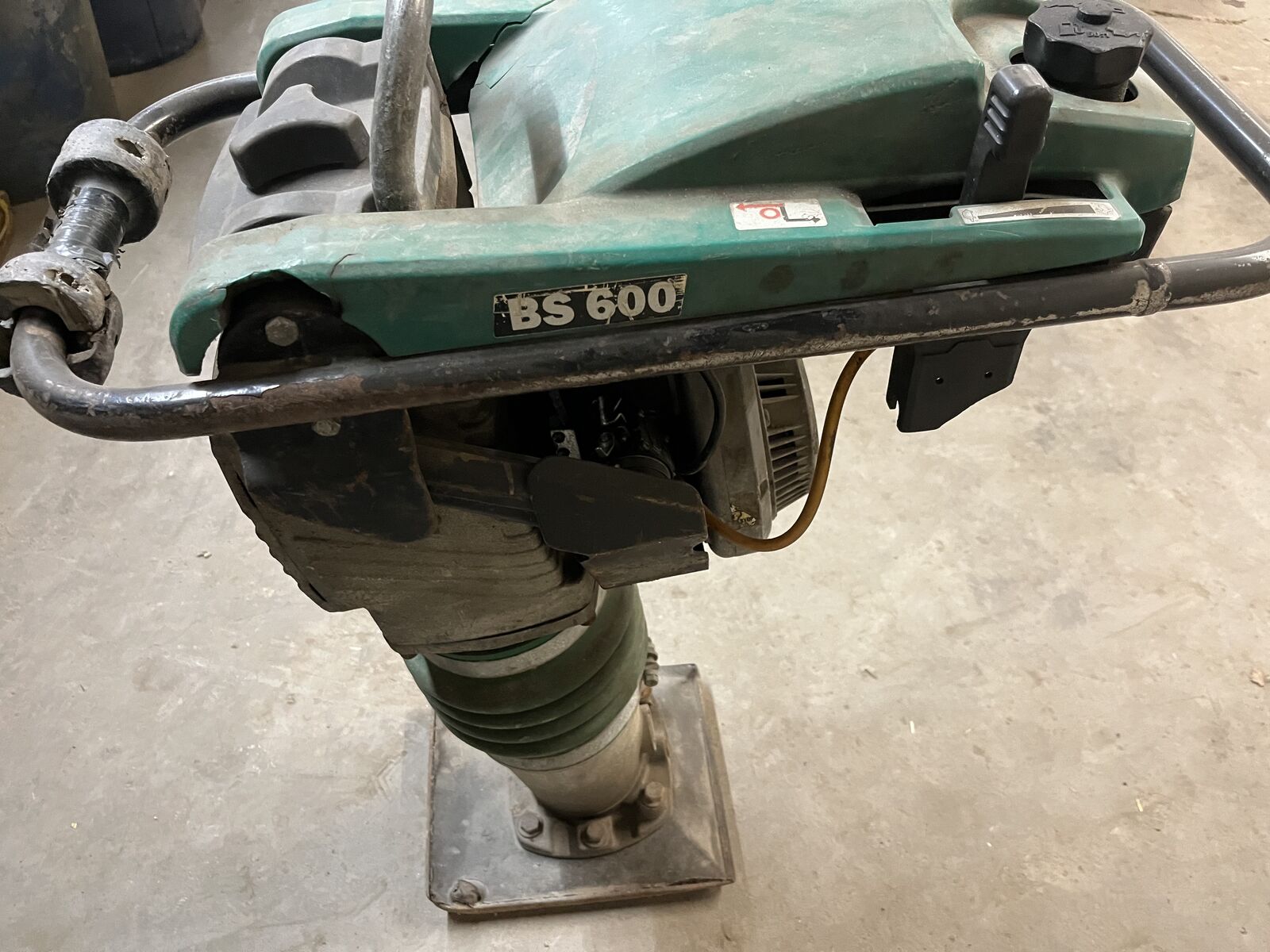 Jumping jacks compactor