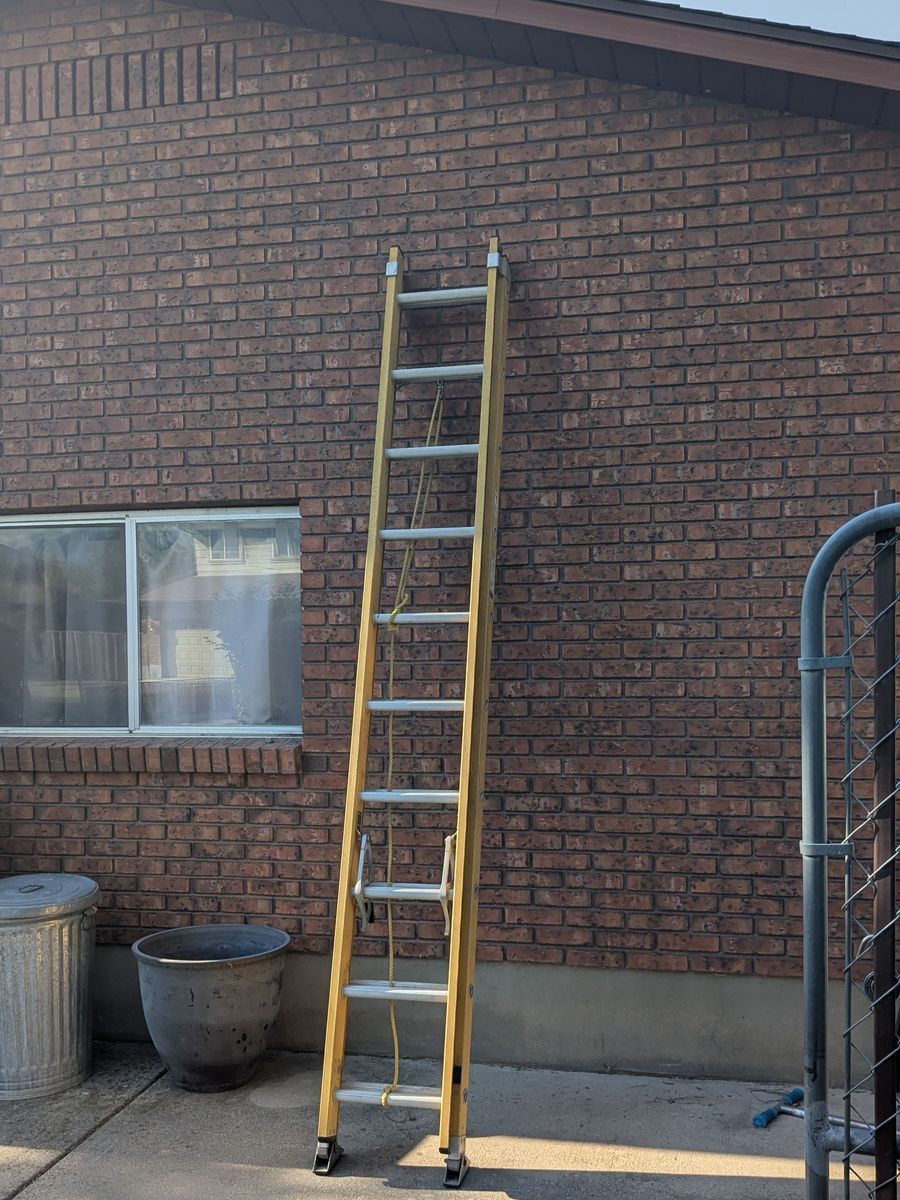 Bauer 20 ft Fiberglass Extension Ladder - Heavy Duty (Type IA)