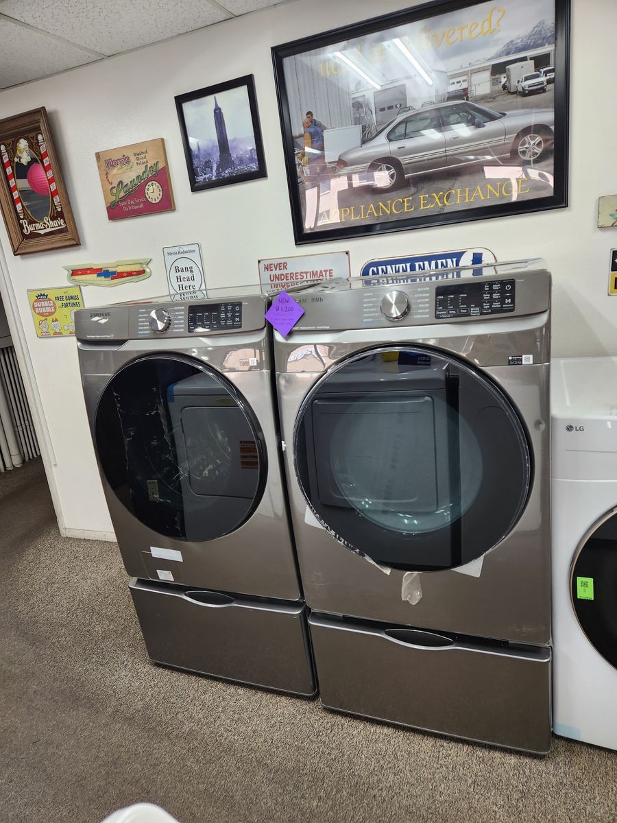 BEAUTIFUL BRAND NEW! SAMSUNG FRONTLOAD WASHER AND ELECTRIC DRYER SET! W-PEDESTALS
