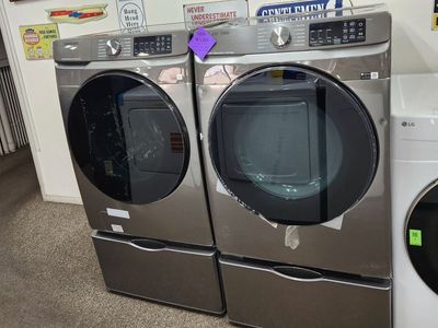 BEAUTIFUL BRAND NEW! SAMSUNG FRONTLOAD WASHER AND ELECTRIC DRYER SET! W-PEDESTALS