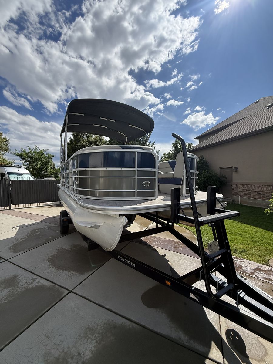 2021 Trifecta 20C LE Pontoon boat