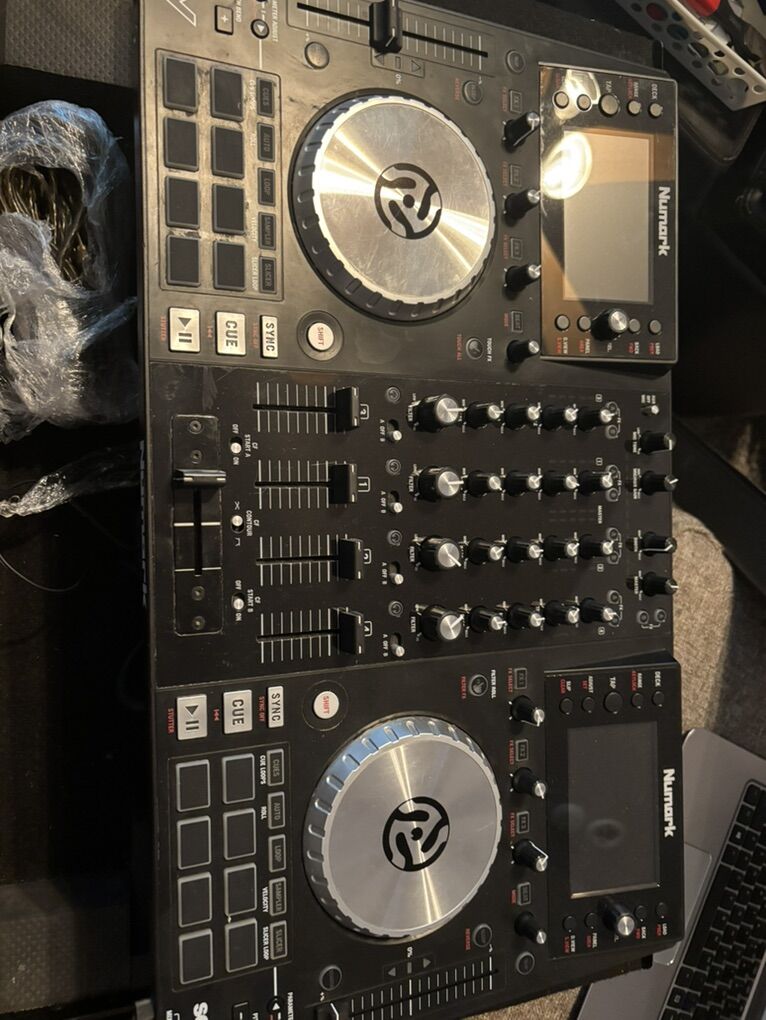 Numark Nv Dual Display Mixer In Ody IUsa Flight