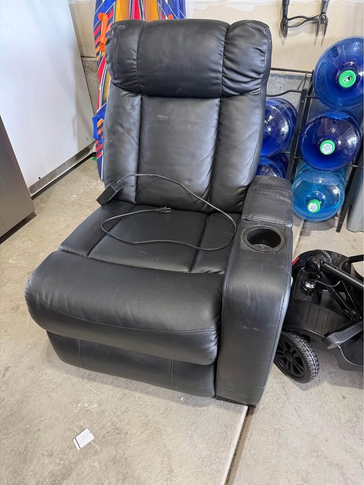 Abbyson Recliner (right recliner)