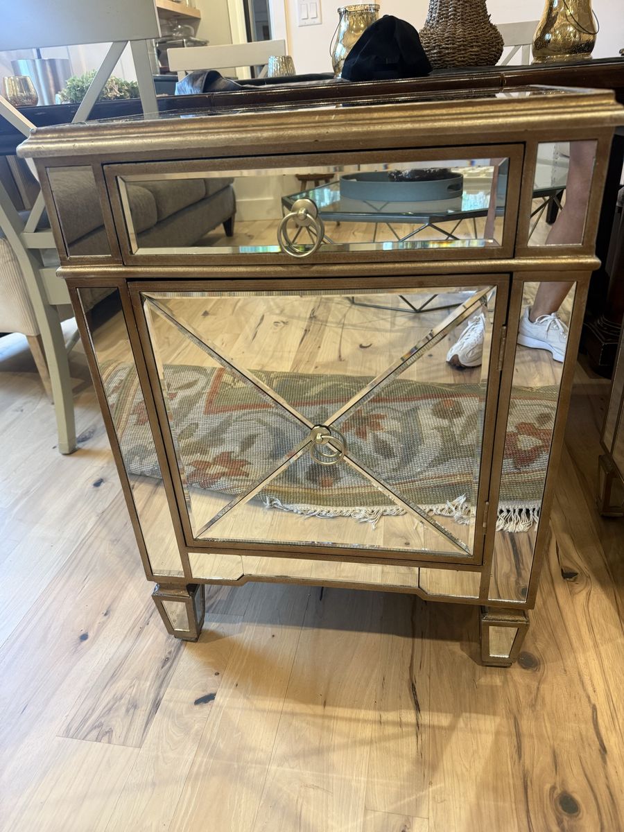 Set of 2 Mirrored Gold Nightstands with Drawer and Cabinet
