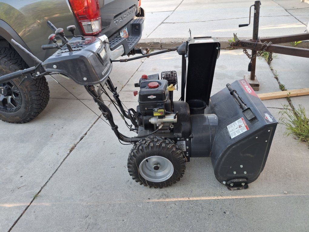 Briggs & Stratton 1024MDS 208cc 9.50 Gross Torque Snow Blower - Excellent Condition