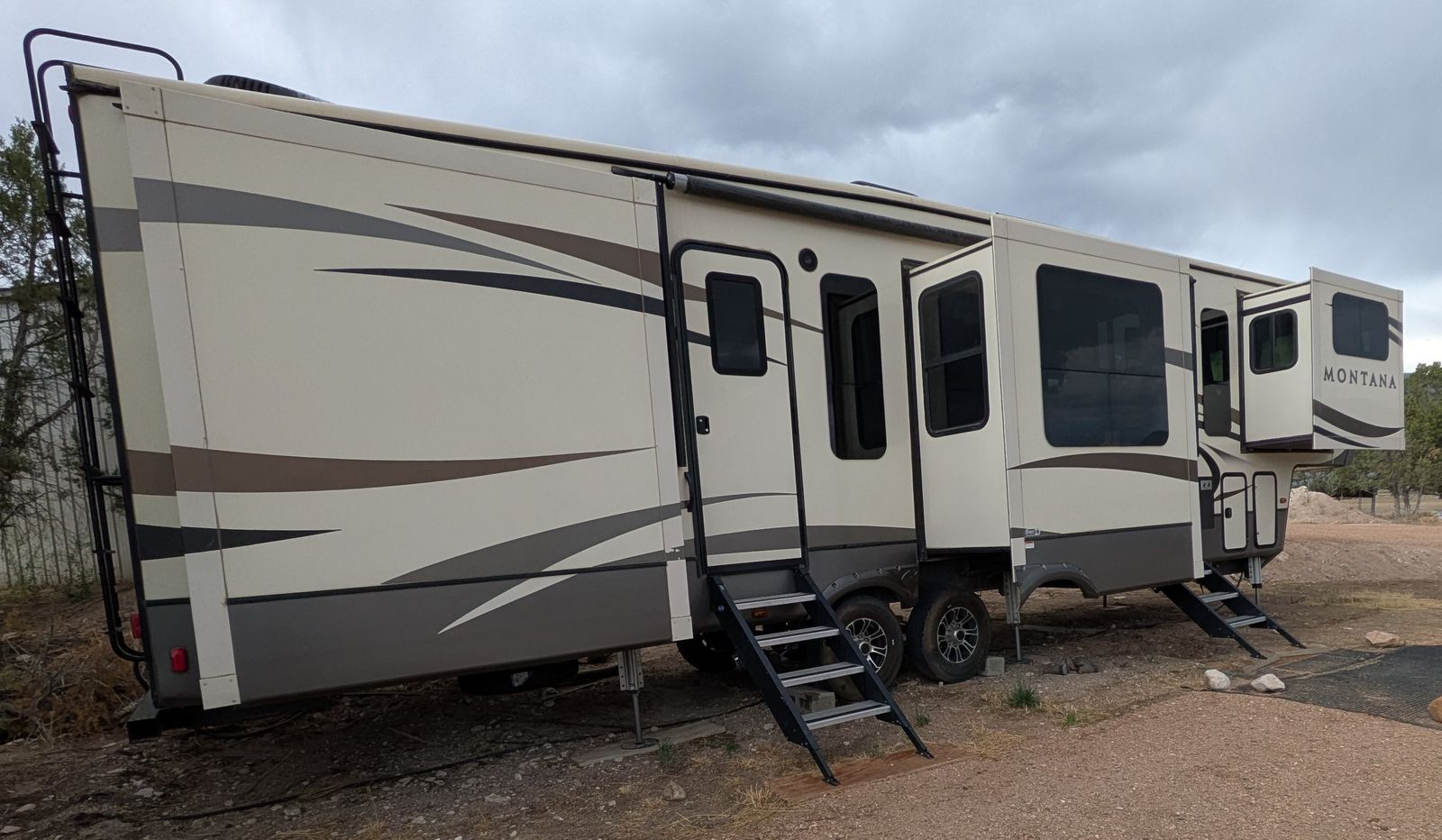 2016 Montana 5th Wheel Spacious Luxury Fifth Wheel Travel Trailer with Residential Kitchen and Island