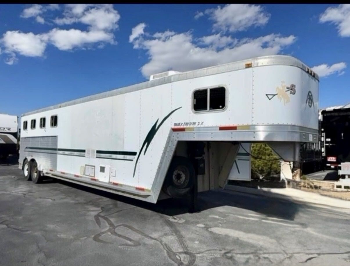 EXISS 4 horse trailer with LQ