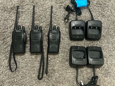 3 Walkie Talkies Woth 4 Charging Stations