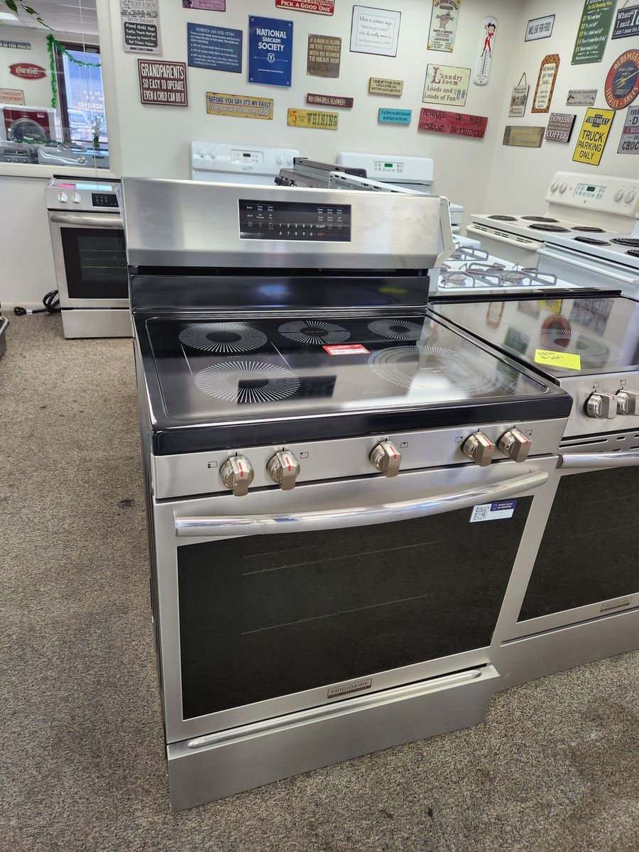BEAUTIFUL LIKE NEW! FRIGIDAIRE STAINLESS STEEL GLASS TOP RANGE