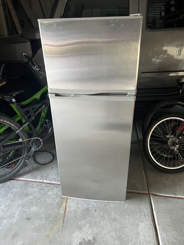 12 CU. FT. Top Freezer Refrigerator Frost Free