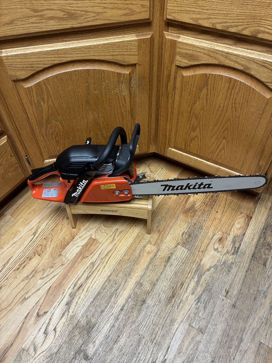 Mikita 18” Chain Saw EA6100P 61cc Professional