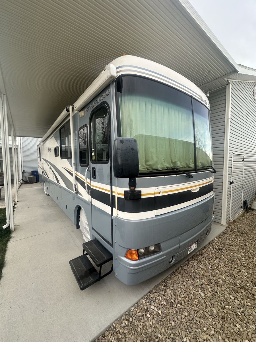 2005 Fleetwood Bounder 37u Diesel Pusher