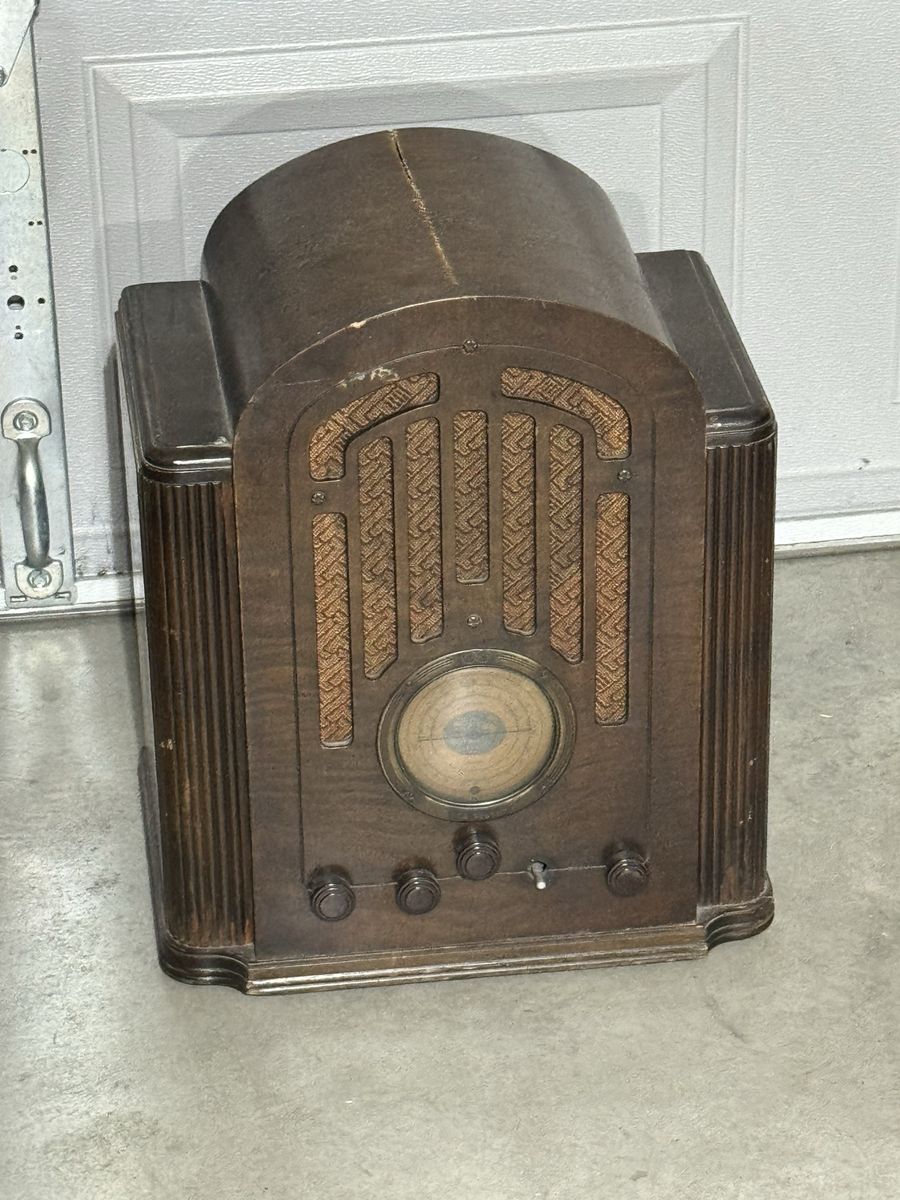 RCA Victor Model 128 tombstone-style tube radio from 1934
