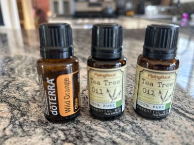 Lot: Essential oils, 1 Orange 2 Tea Tree 15ml