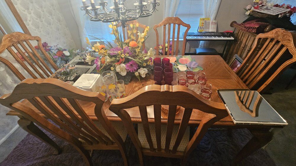 Large Solid Oak Dining Table w/ Leaves & Chairs