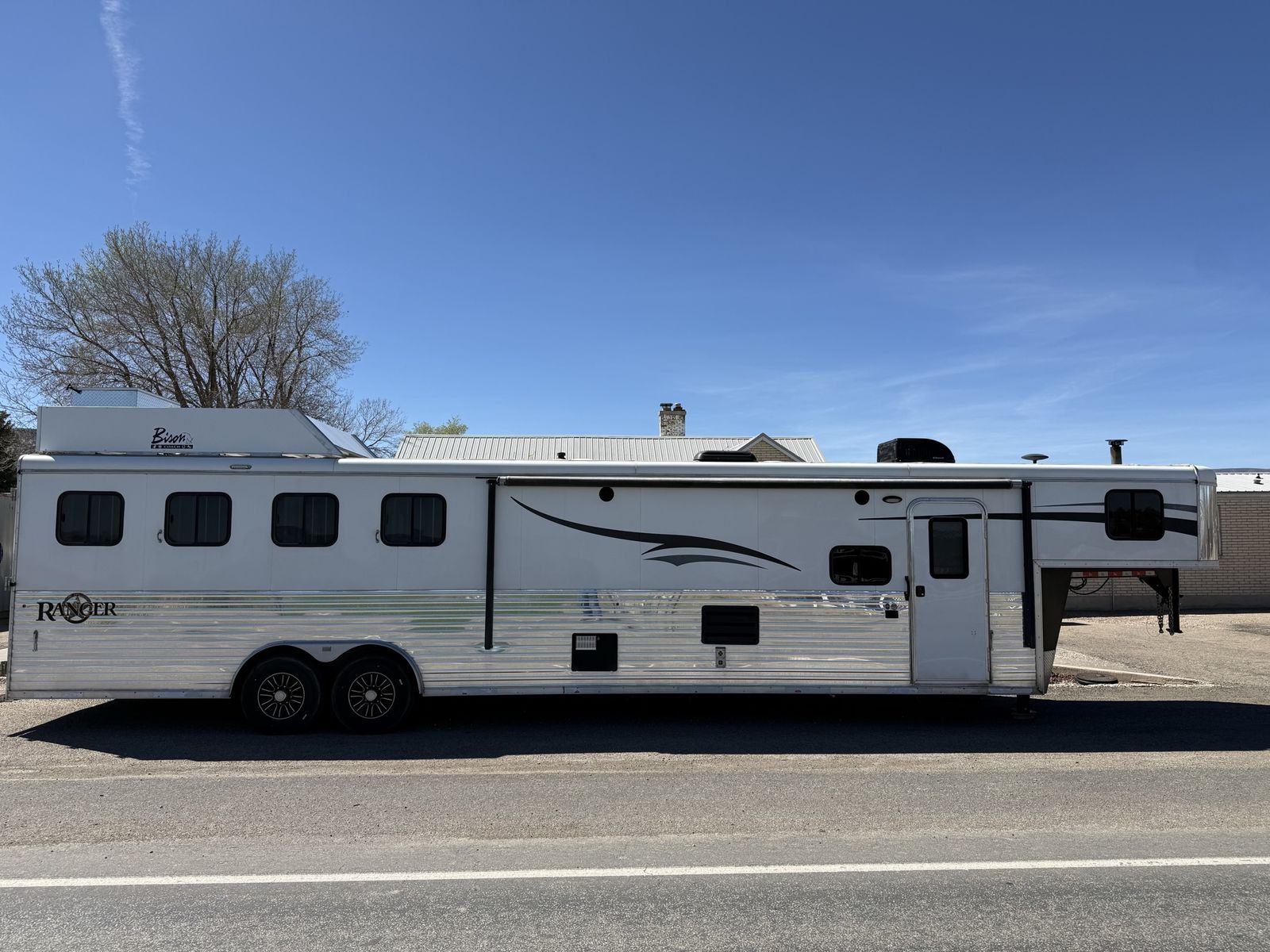 2016 Bison Ranger 4-horse Living Quarters.