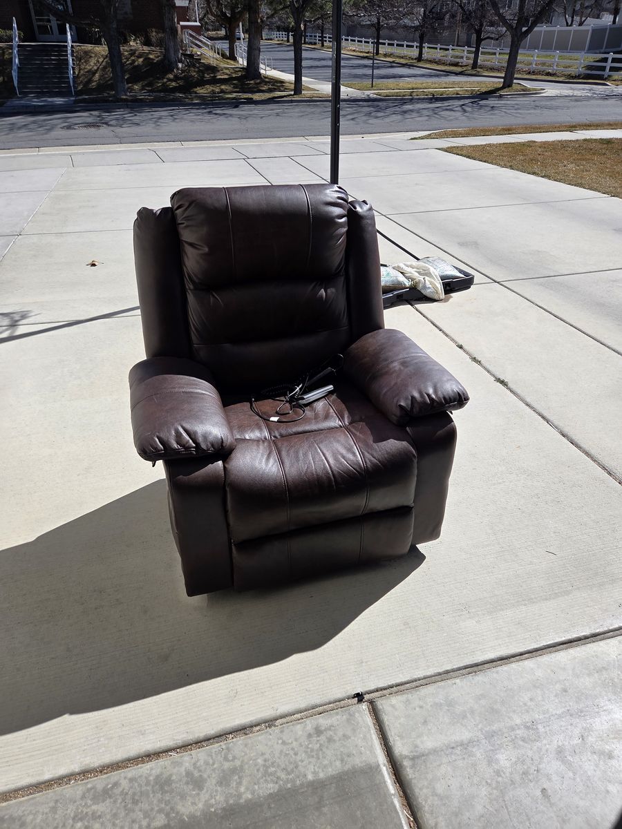 Power Lift Recliner - Good Condition - Helps You Stand!