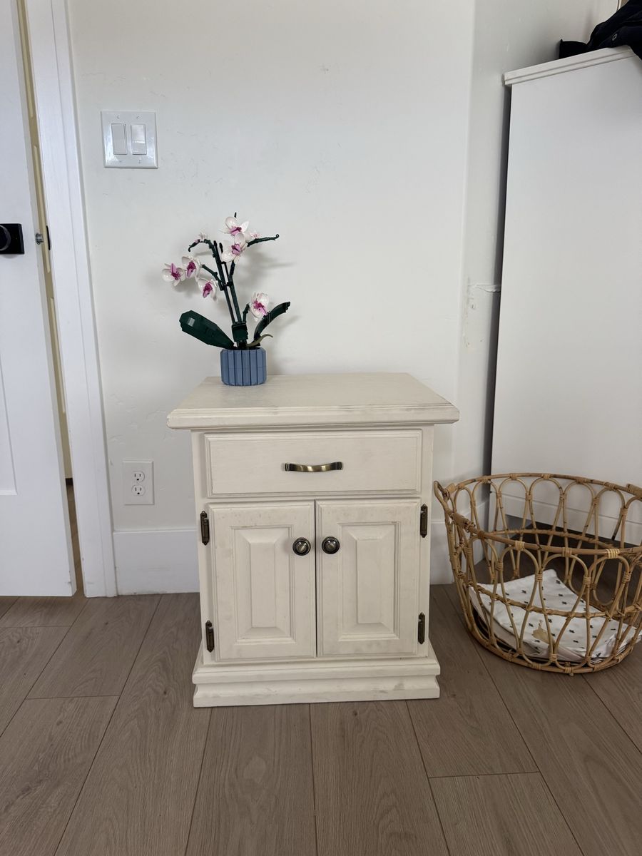 Solid Wood White Nightstand / End Table w/ Drawer