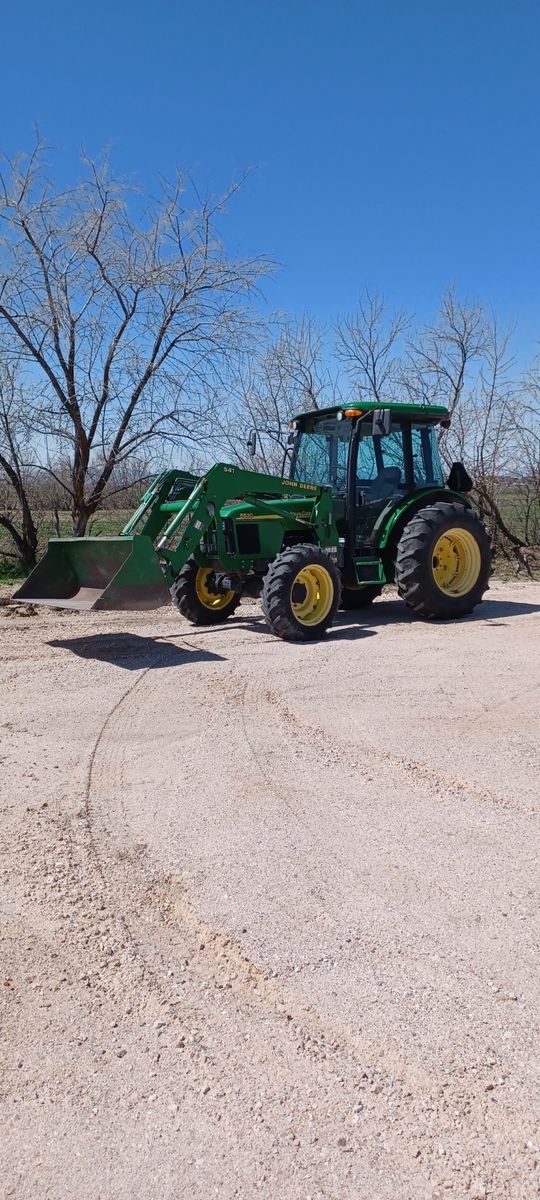 John Deere 5520 MFWD with Loader