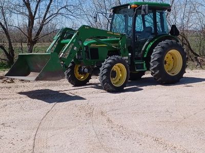 John Deere 5520 MFWD with Loader