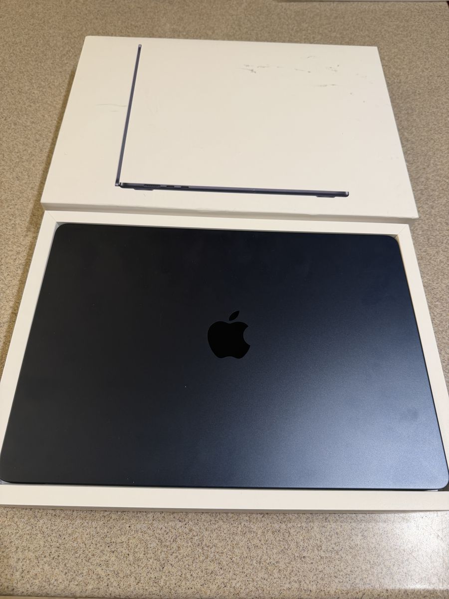 Apple MacBook Air 15 inch, 16 Gb RAM, 256 SSD, rarely used, still under Apple Warranty until Nov11, look like brand new