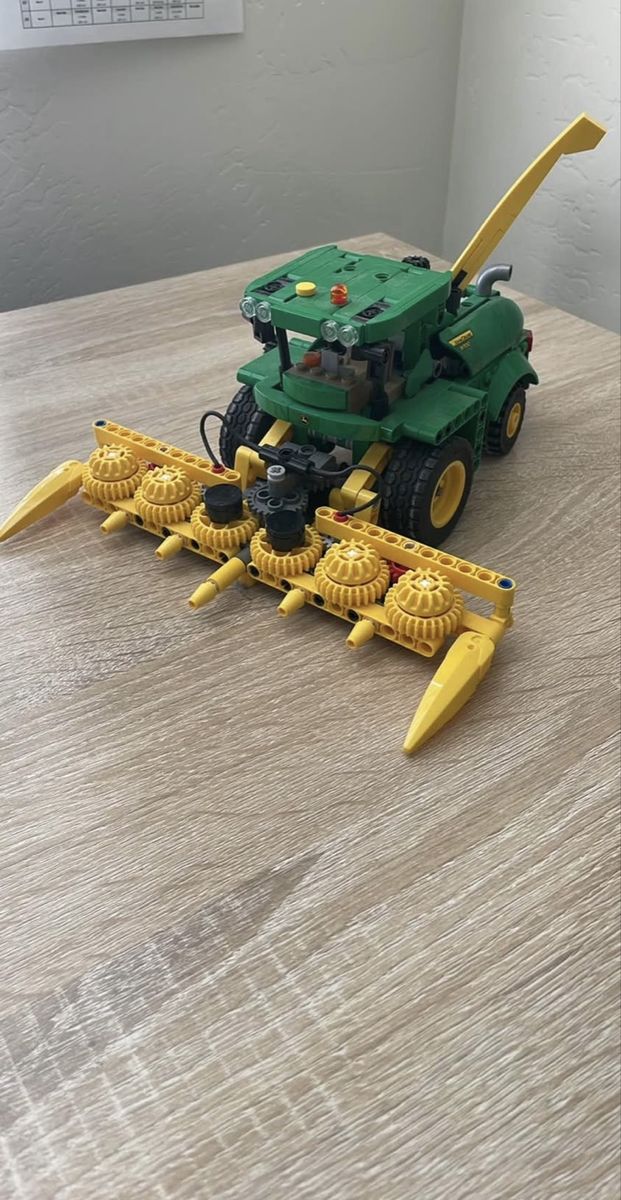 LEGO Technic John Deere 948L-II Chopper Model 42157 - Complete Building Set