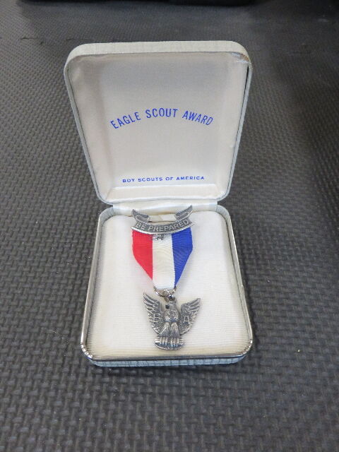 BOY SCOUTS OF AMERICA EAGLE SCOUT MEDAL AND PRESENTATION CASE AWARDED IN 1967