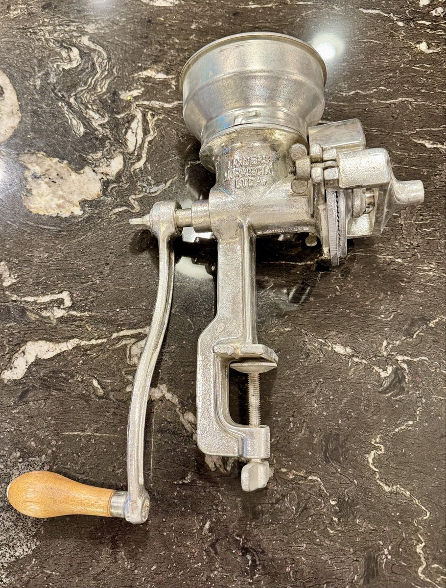 Landers Mora & Cia heavy‑duty Wheat Grinder